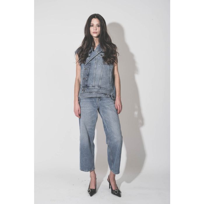 Veste sans manches oversize Janette Haikure en jean bleu délavé Nordic Blue, portée de face fermée et croisée.