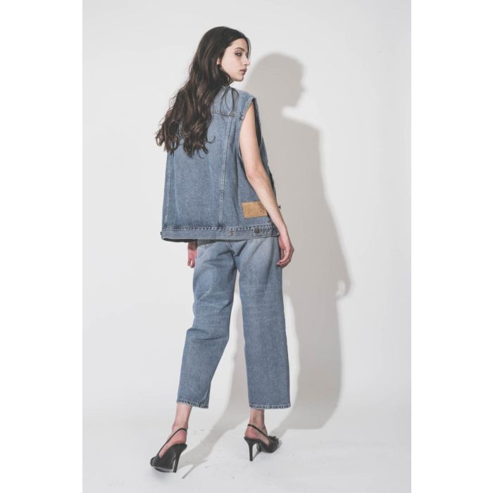Veste sans manches oversize Janette Haikure en jean bleu délavé Nordic Blue, portée de dos.