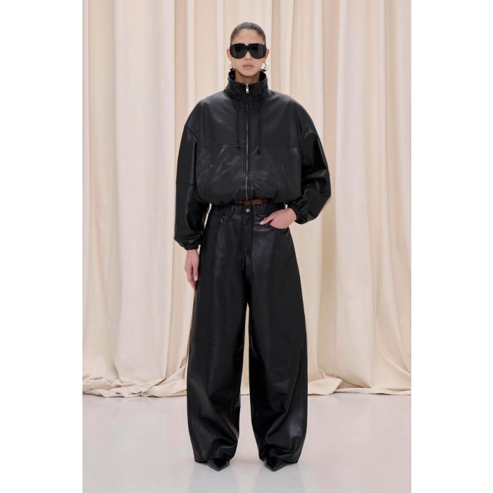 Blouson Jordan Haikure en cuir nappa noir, porté de face fermé avec un zip en métal argenté.