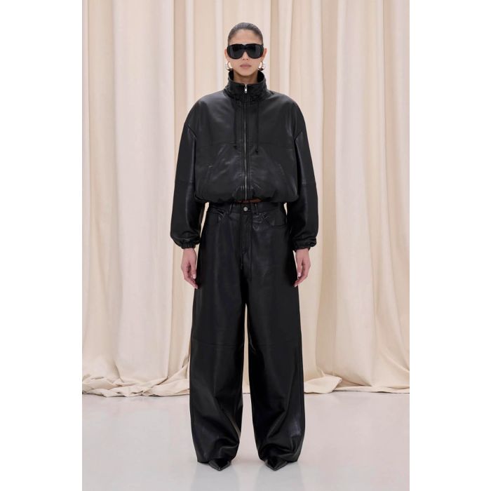 Blouson Jordan Haikure en cuir nappa noir, porté de face en un jean en cuir noir.