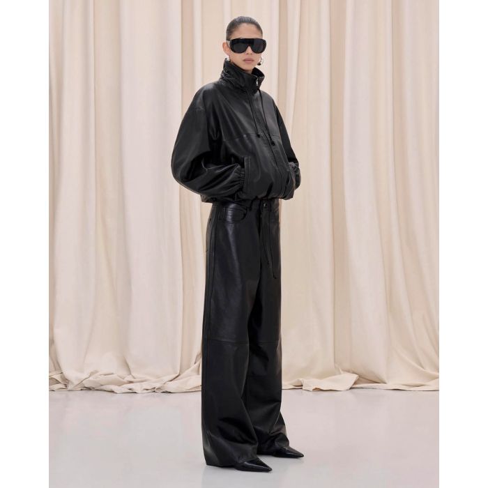 Blouson Jordan Haikure en cuir nappa noir, porté de profil main dans les poches.