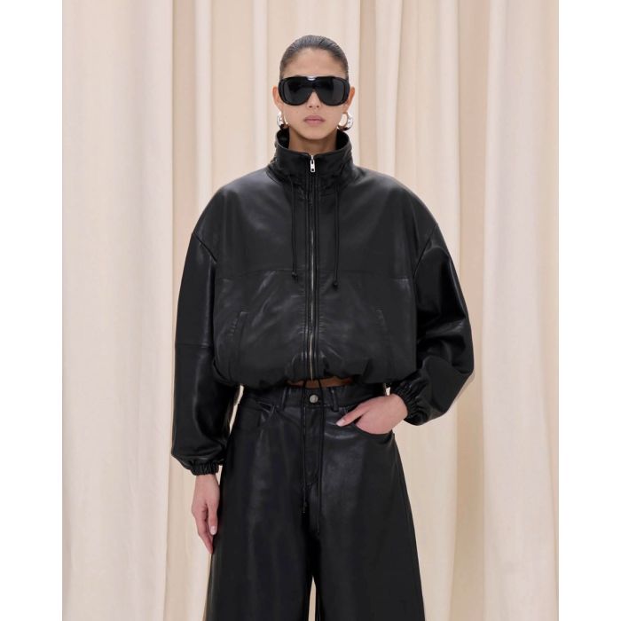 Blouson Jordan Haikure en cuir nappa noir, porté de face entièrement zippé. 
