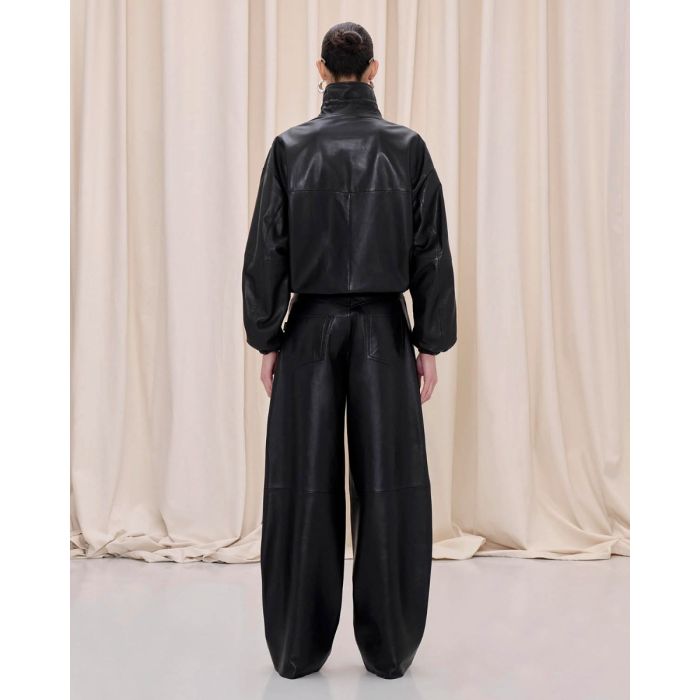 Blouson Jordan Haikure en cuir nappa noir, porté de dos.