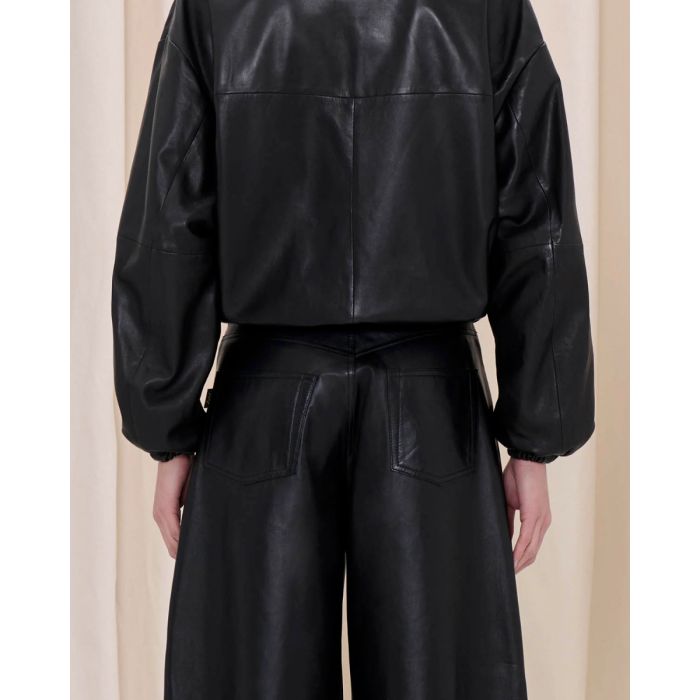 Blouson Jordan Haikure en cuir nappa noir, porté de dos. Détail de la matière. Cuir très souple.