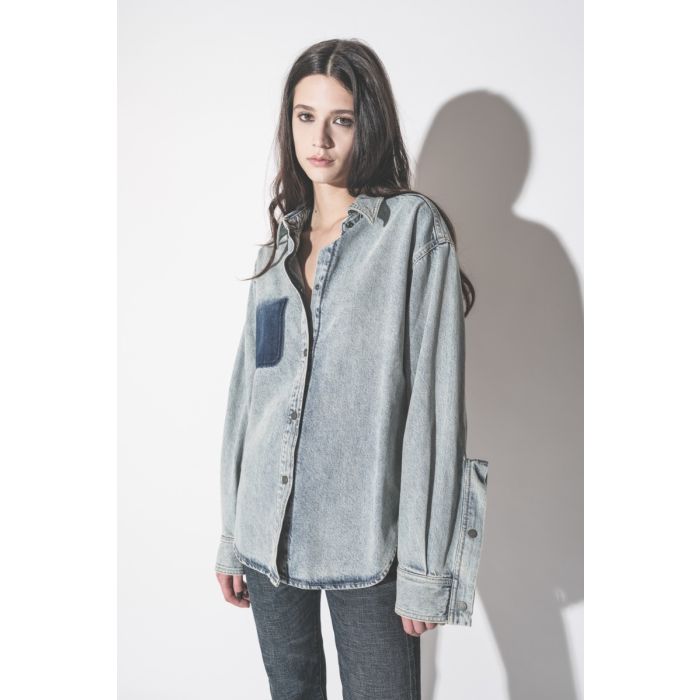 Chemise Bella Haikure en jean bleu neige Authentic Lax, portée de profil.