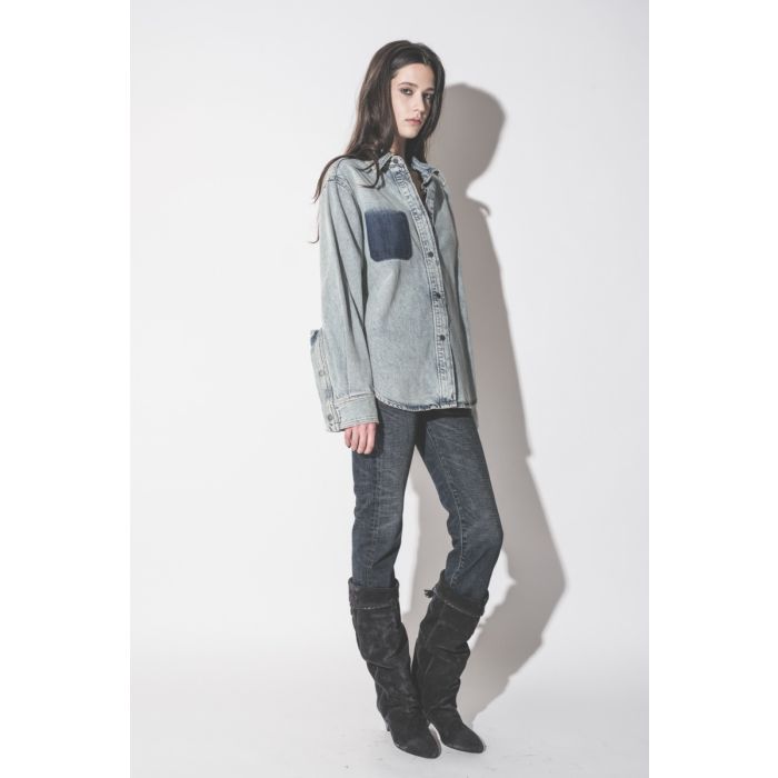 Chemise Bella Haikure en jean bleu neige Authentic Lax, portée de profil avec un jean bleu foncé R13.