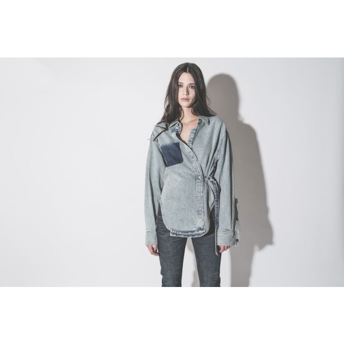 Chemise Bella Haikure en jean bleu neige Authentic Lax, portée croisée de face. 