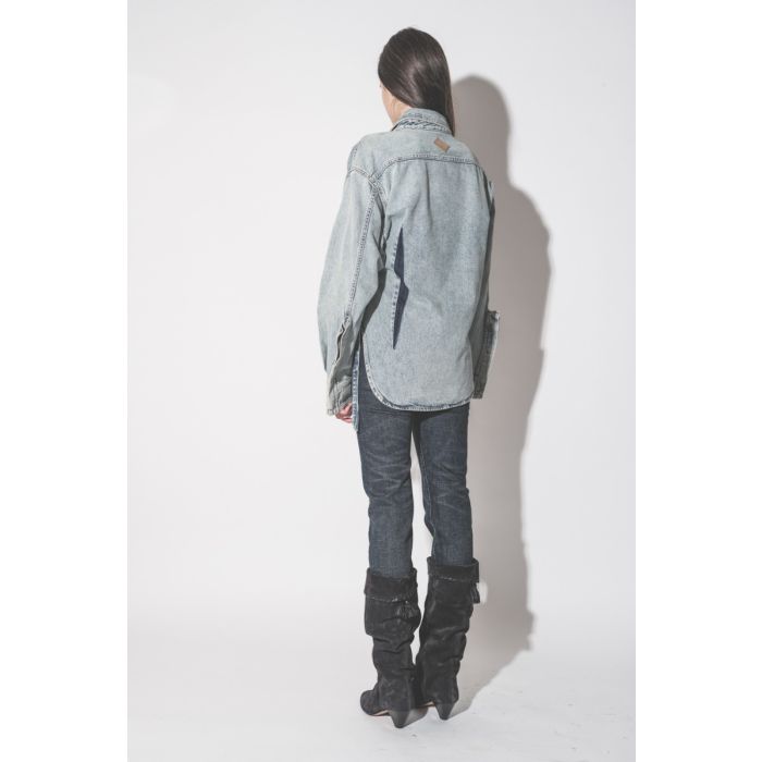Chemise Bella Haikure en jean bleu neige Authentic Lax, portée croisée de dos.