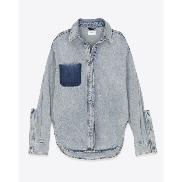 Chemise Bella Haikure en jean bleu neige Authentic Lax. Vue de face. Détail du délavage plus foncé à la place de la poche.