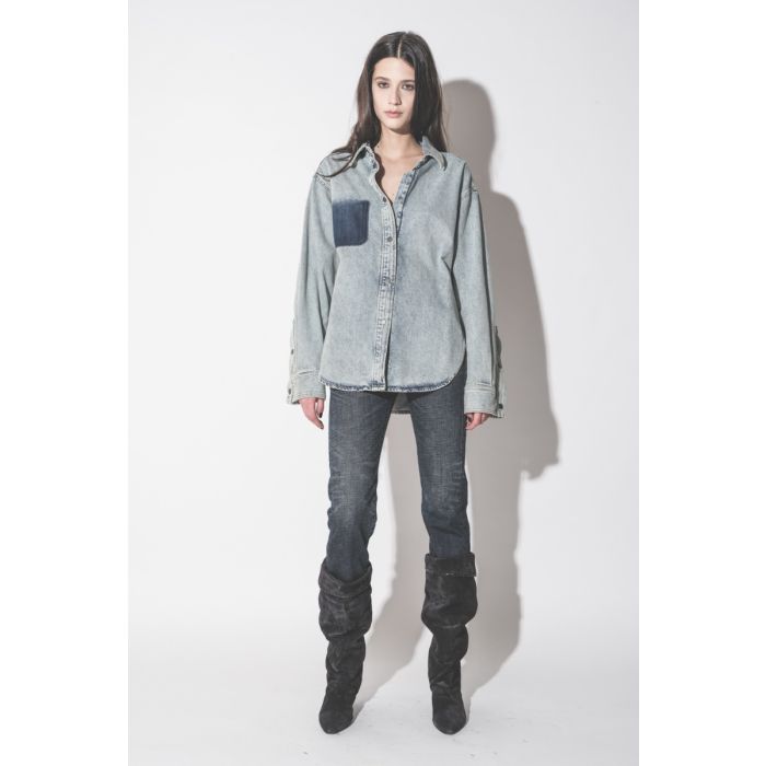 Chemise Bella Haikure en jean bleu neige Authentic Lax, portée droite de face.