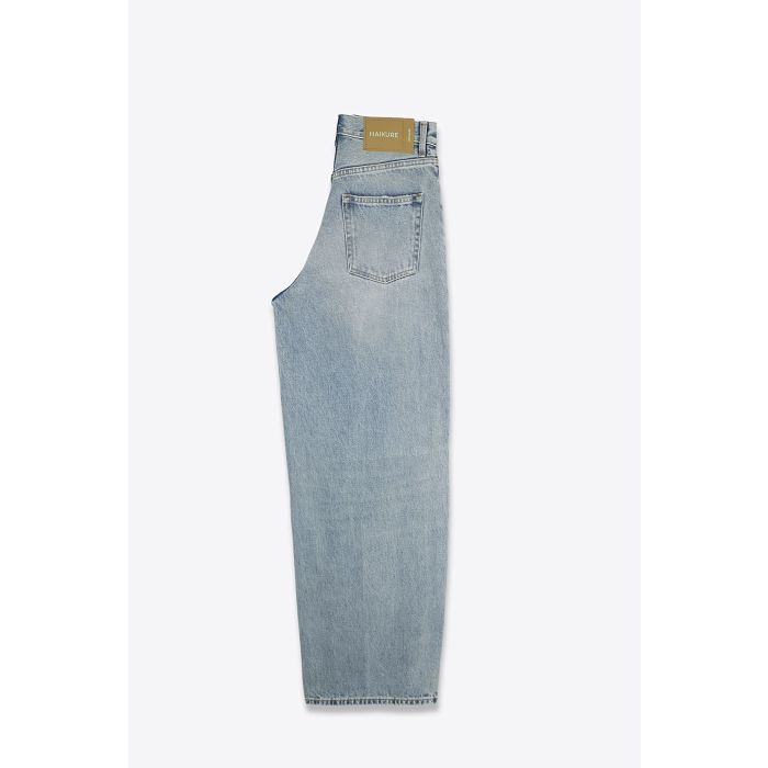 Jean large Bethany Haikure bleu clair délavage Pollock vue de profil.