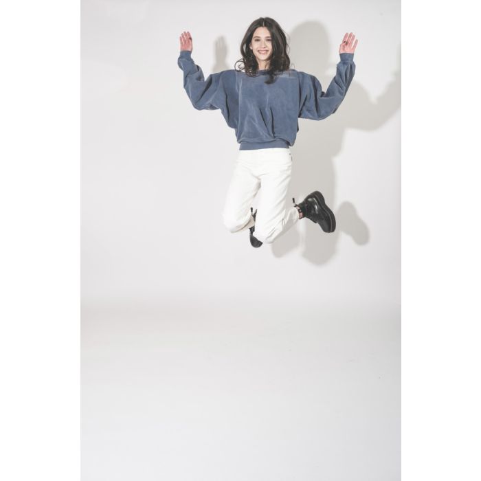 Jean Betty Bull Haikure en coton blanc Off White, porté avec un sweat-shirt Sauria Marant Étoile.