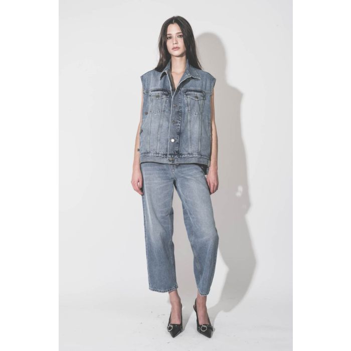 Jean droit Betty Haikure bleu délavé Nordic Blue, porté avec un gilet sans manches Haikure.