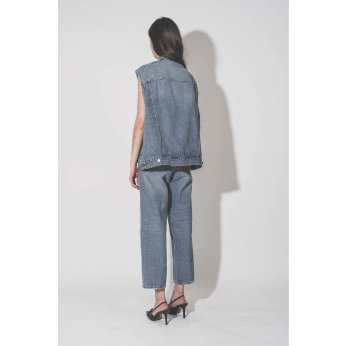 Jean Betty Haikure bleu délavé Nordic Blue, porté de dos avec un gilet sans manches Haikure.