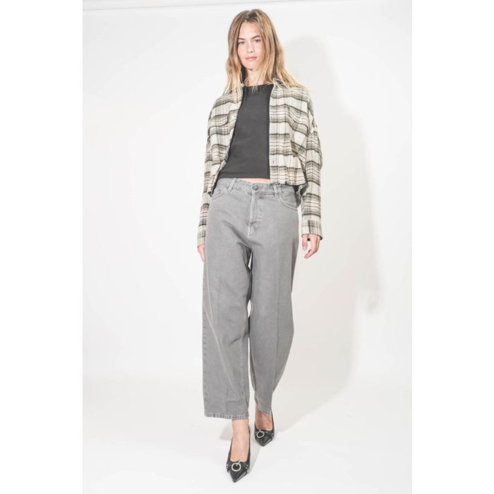 Jean Betty Haikure en denim gris Soft Lead Grey. Porté avec des talons hauts.
