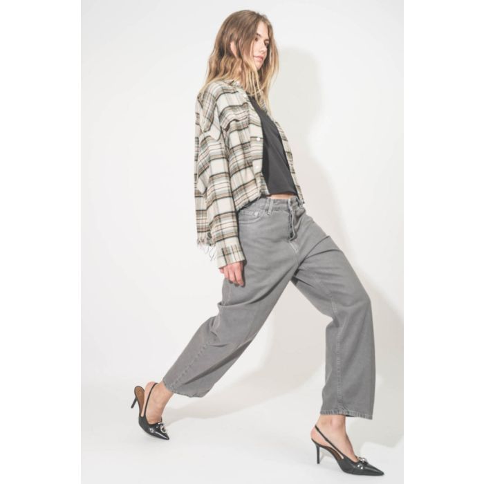 Jean Betty Haikure en denim gris Soft Lead Grey. Porté de profil.