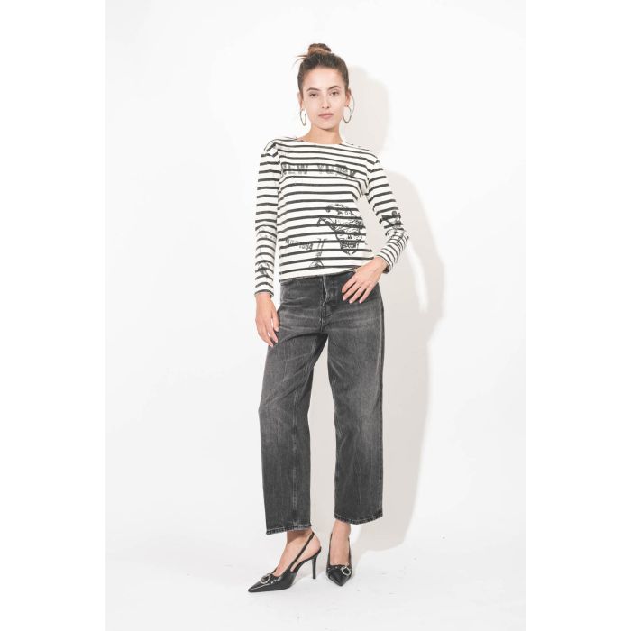 Jean court taille basse baggy toile noir délavé Betty Haikure. Porté de face.