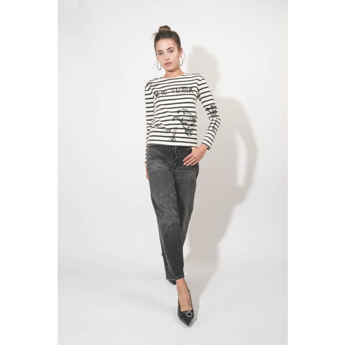 Jean court taille basse baggy toile noir délavé Betty Haikure. Porté avec une marinière rock.