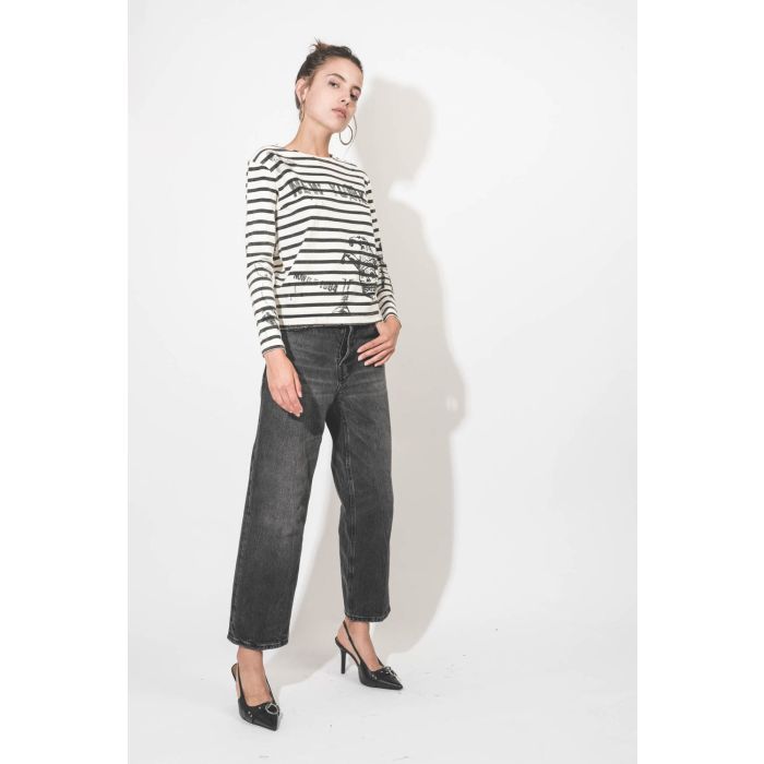 Jean court taille basse baggy toile noir délavé Betty Haikure.Porté de profil.
