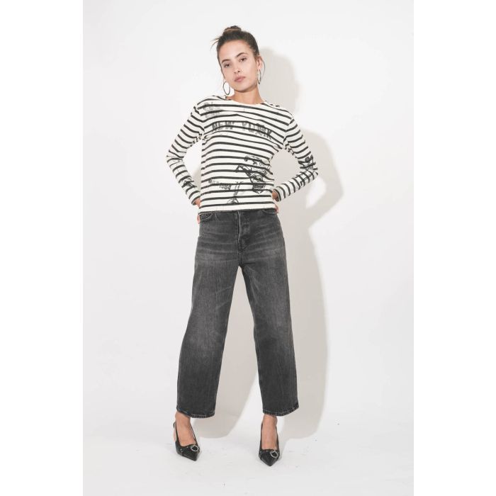 Jean court taille basse baggy toile noir délavé Betty Haikure. Porté avec des talons hauts en cuir noir. 