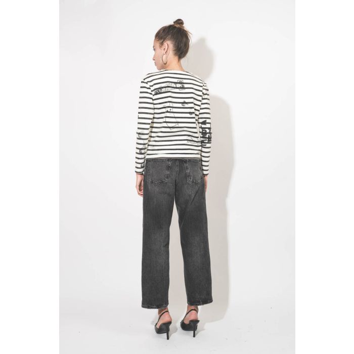 Jean court taille basse baggy toile noir délavé Betty Haikure. Porté de dos.