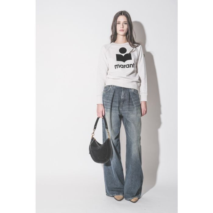 Jean large Candy Haikure en denim bleu délavé Intense Blue, porté de face avec un sweat-shirt gris logo noir Marant Étoile.
