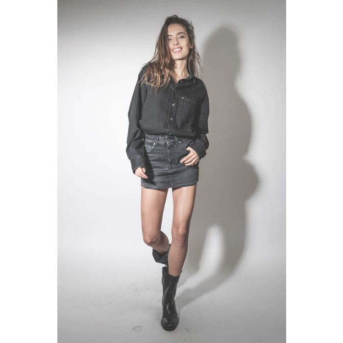 Robe courte manches longues en jean noir délavage Mid Black Tamu Haikure. 