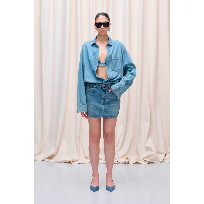 Mini-robe Tamu denim Haikure délavage Ionic Blue. Portée de face.