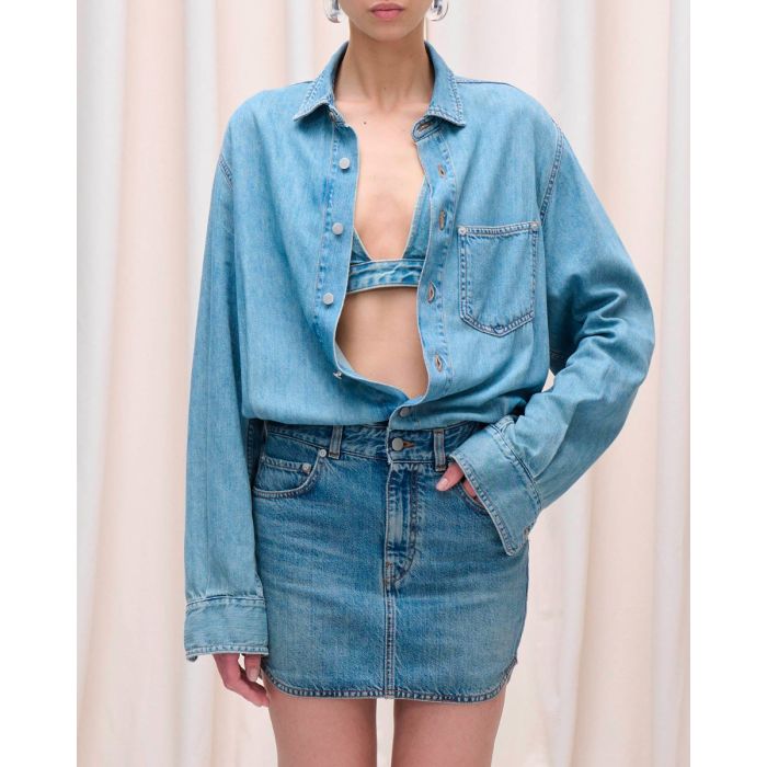 Mini-robe Tamu denim Haikure délavage Ionic Blue. Détail du haut de la robe.