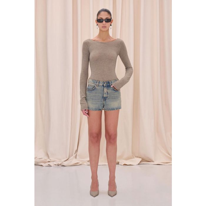 Short court Brit Haikure en denim bleu délavage Earth Blue, porté de face avec des talons.
