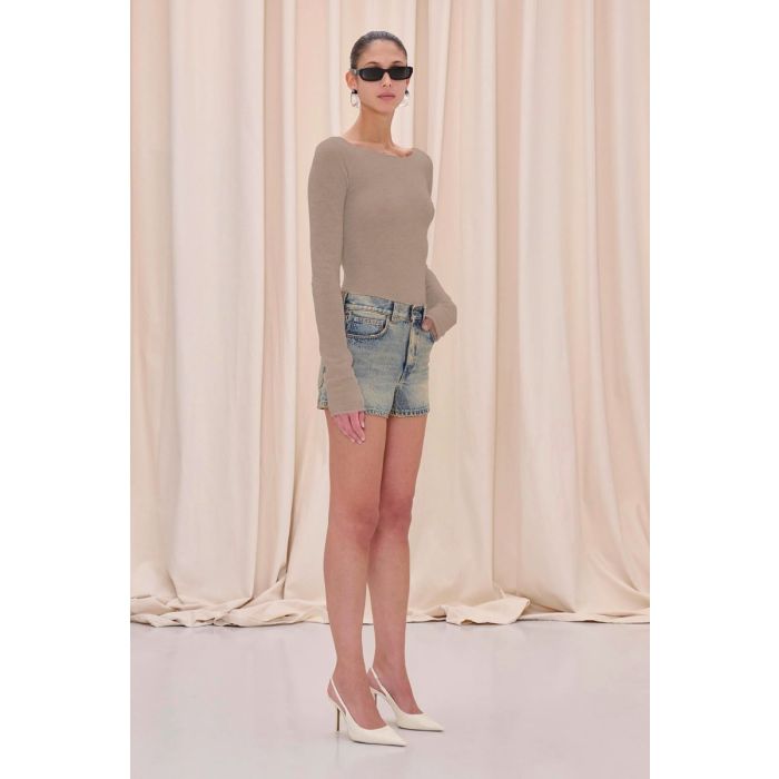 Short court Brit Haikure en denim bleu délavage Earth Blue, porté de profil.