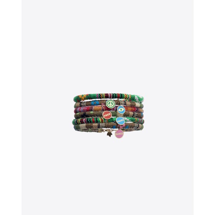 Mini charm en or et émail rouge Free Feidt Paris. Porté sur des bracelets brodés. 