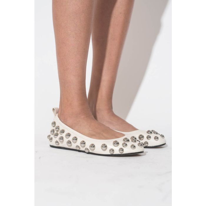Ballerines en cuir blanc clouté Belna Isabel Marant. Porté jambes nues.