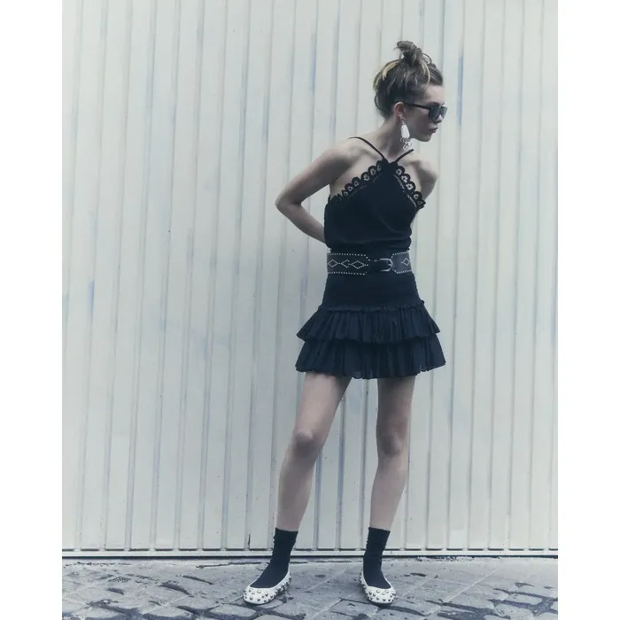 Ballerines en cuir écru et clous argentés Belna Isabel Marant. Portées avec des chaussettes.