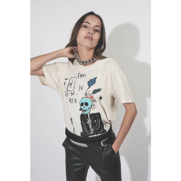 Collier ras du cou chaine en métal argenté Links Isabel Marant Bijoux. Porté avec un tee-shirt rock.
