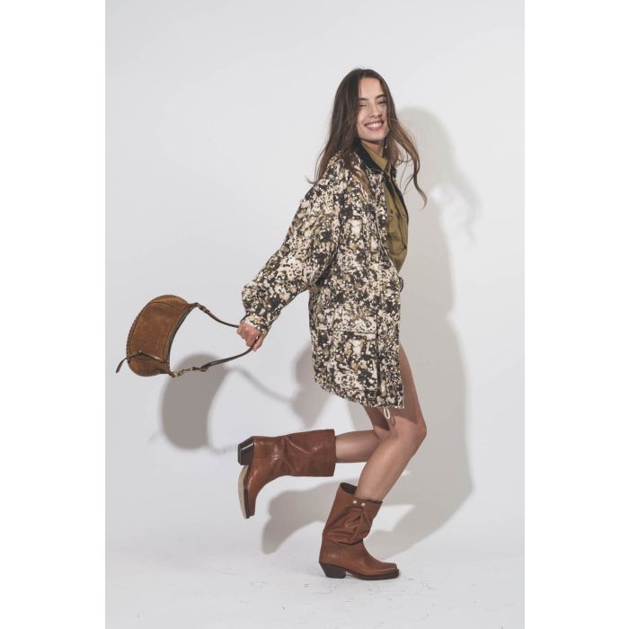 Boots bout carré en cuir havane Ademe Isabel Marant. Porté de profil. 