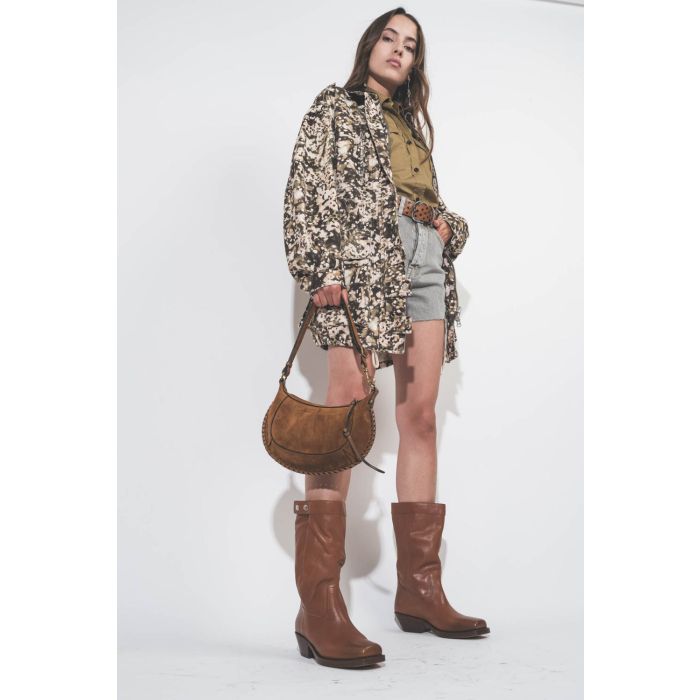 Boots bout carré en cuir havane Ademe Isabel Marant. Porté avec un sac coordonné en cuir suédé.