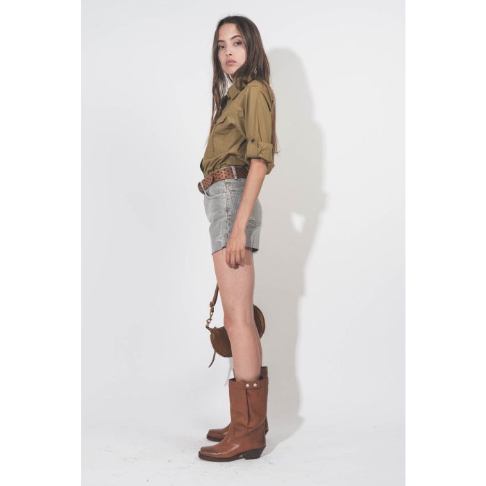 Boots bout carré en cuir havane Ademe Isabel Marant. Porté de profil.