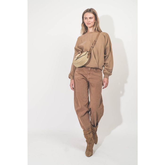 Boots Dalby Isabel Marant en cuir suédé drapé cognac. Porté en total look cognac.