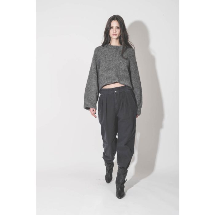 Boots Darner Buckle Isabel Marant en cuir suédé noir délavé et en cuir lisse noir, portée de face avec un pantalon large Isabel Marant Etoile.