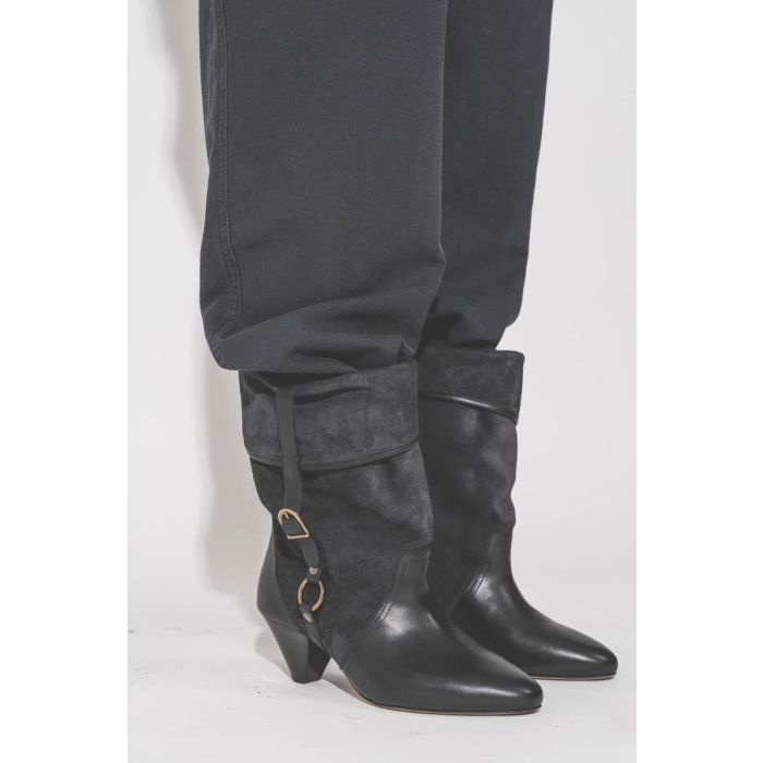 Boots Darner Buckle Isabel Marant en cuir suédé noir délavé et en cuir lisse noir, portées avec un pantalon en toile noir délavé Isabel Marant Etoile.