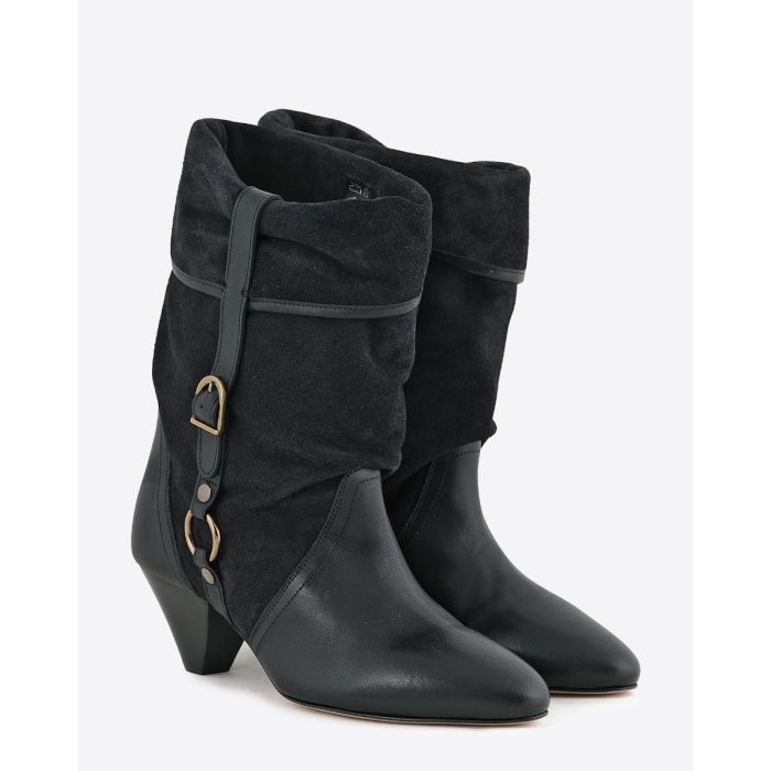 Boots Darner Buckle Isabel Marant en cuir suédé noir délavé et en cuir lisse noir. Vue de face.