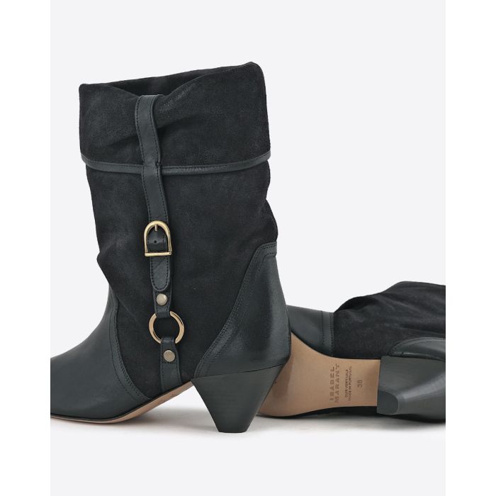 Boots Darner Buckle Isabel Marant en cuir suédé noir délavé et en cuir lisse noir. Détail de la boucle sur la tige et des talons.