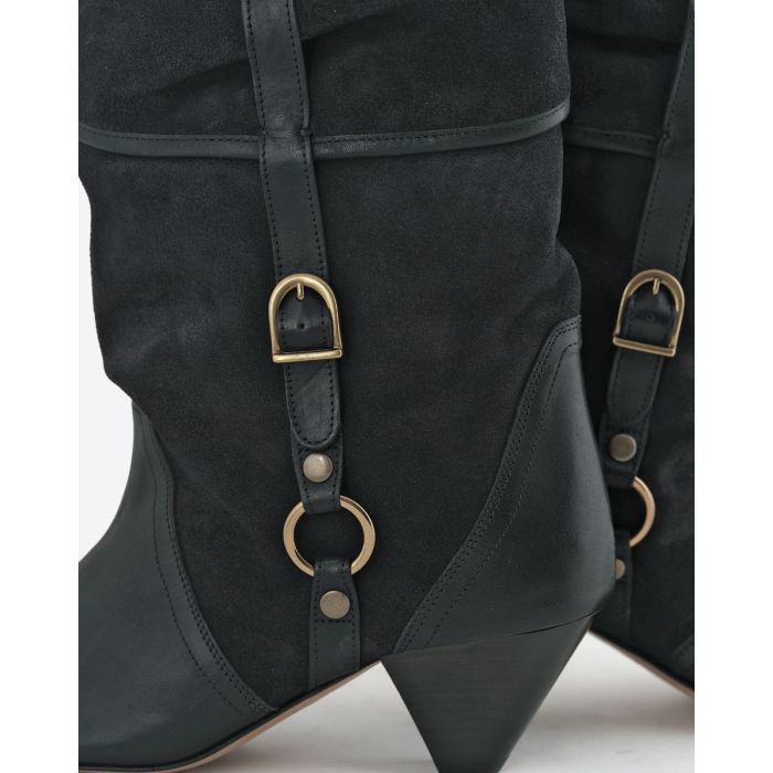 Boots Darner Buckle Isabel Marant en cuir suédé noir délavé et en cuir lisse noir. Détail de la boucle en métal doré sur la tige.
