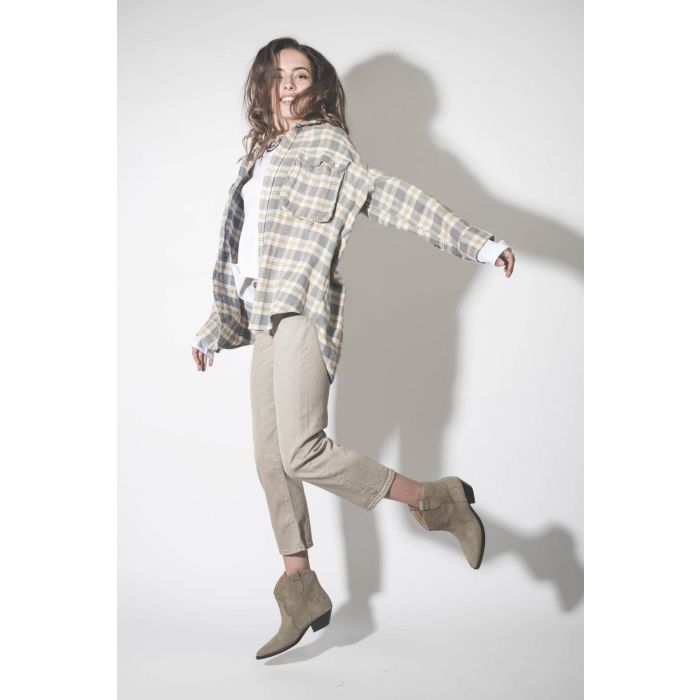 Boots en cuir suédé taupe Dewina Isabel Marant. Porté avec une chemise oversize à carreaux beige. 