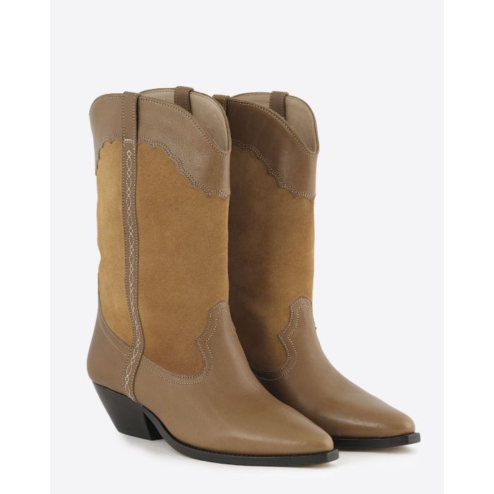 Boots santiags Duerto Isabel Marant en cuir suédé et cuir lisse châtaigne. Vue de face. 