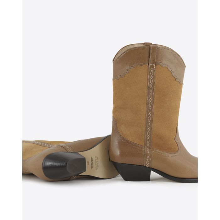 Boots santiags Duerto Isabel Marant en cuir suédé et cuir lisse châtaigne. Détail du talon.