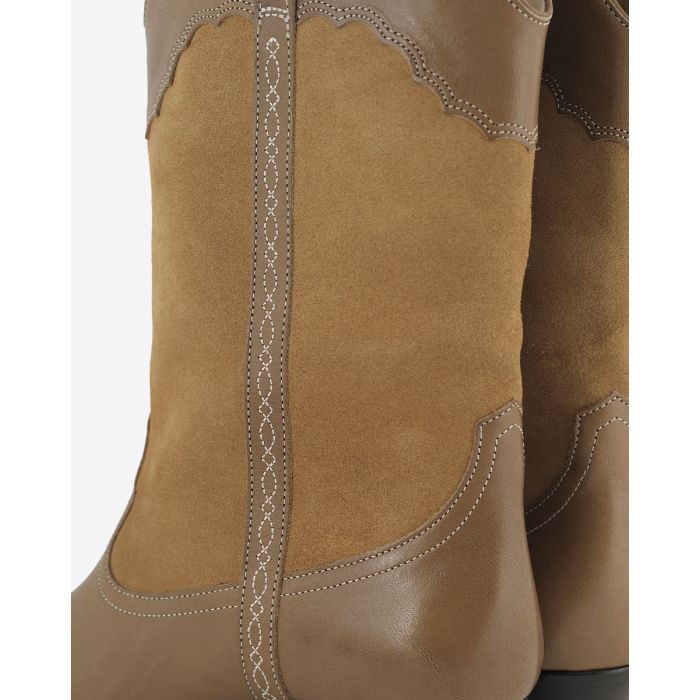 Boots santiags Duerto Isabel Marant en cuir suédé et cuir lisse châtaigne. Détail du cuir et de la broderie sur la tige.