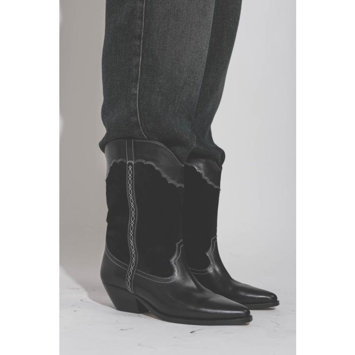 Bottes Santiag Duerto Isabel Marant en cuir suédé et en cuir lisse brodé noir, portées avec un jean Isabel Marant.