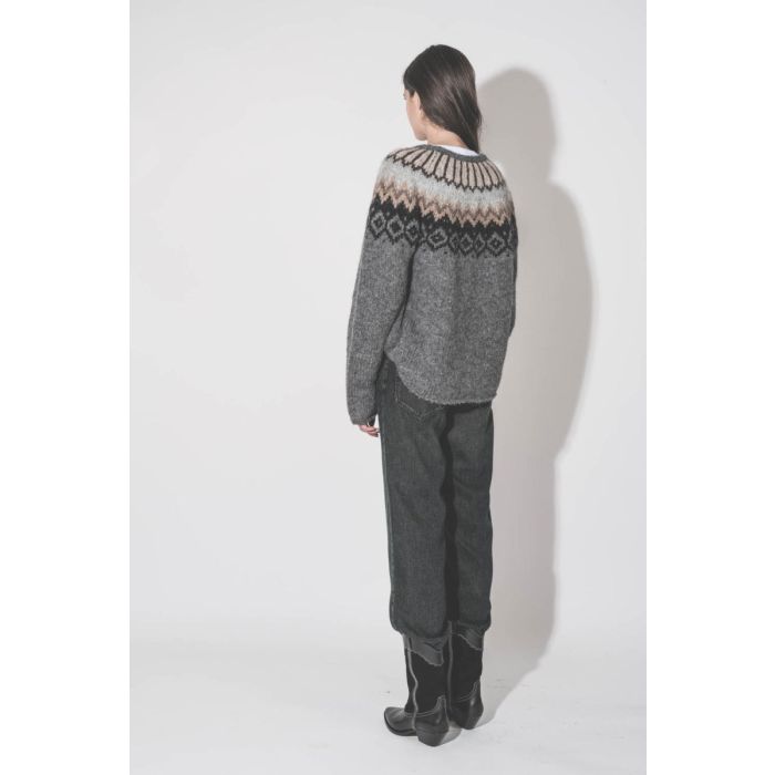 Bottes Santiag Duerto Isabel Marant en cuir suédé et en cuir lisse brodé noir, portées de dos.